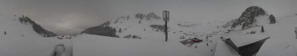 Abb. 2: Tief verschneite Berge (Beispiel Mägisalp auf 1700 m im Berner Oberland)