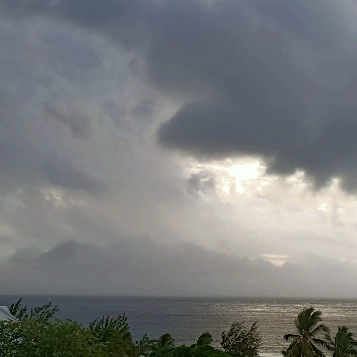 Abb. 2: Mystische Stimmung am 19. Februar 2022 auf La Réunion. Die Insel ist vom Zyklon Emnati allerdings nur am Rande betroffen. (Bild: F. Decker)