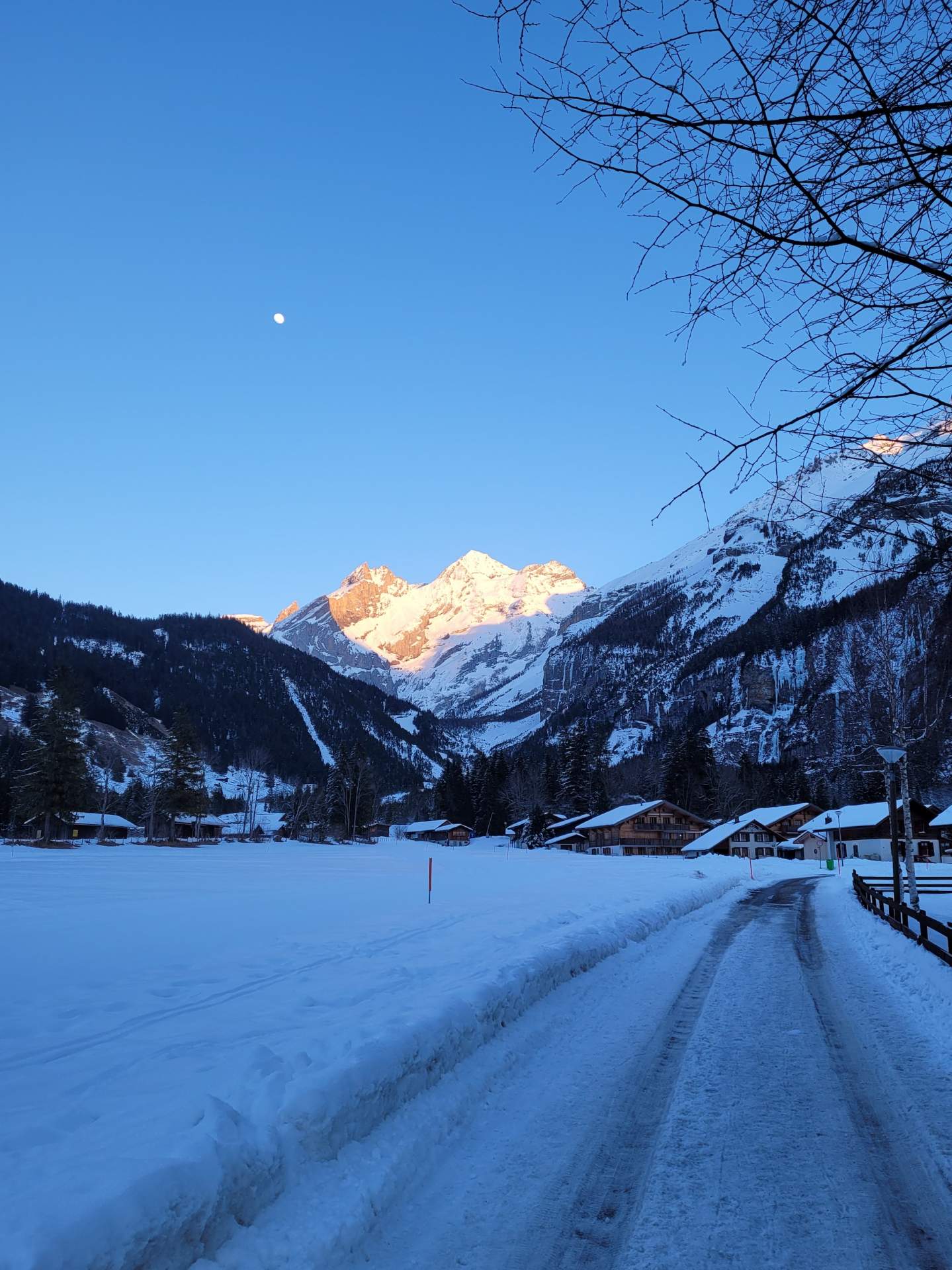 Abb. 3: Klare und kalte Nächte in den Alpentälern, Kandersteg, März 2022, Quelle: H. Tobler