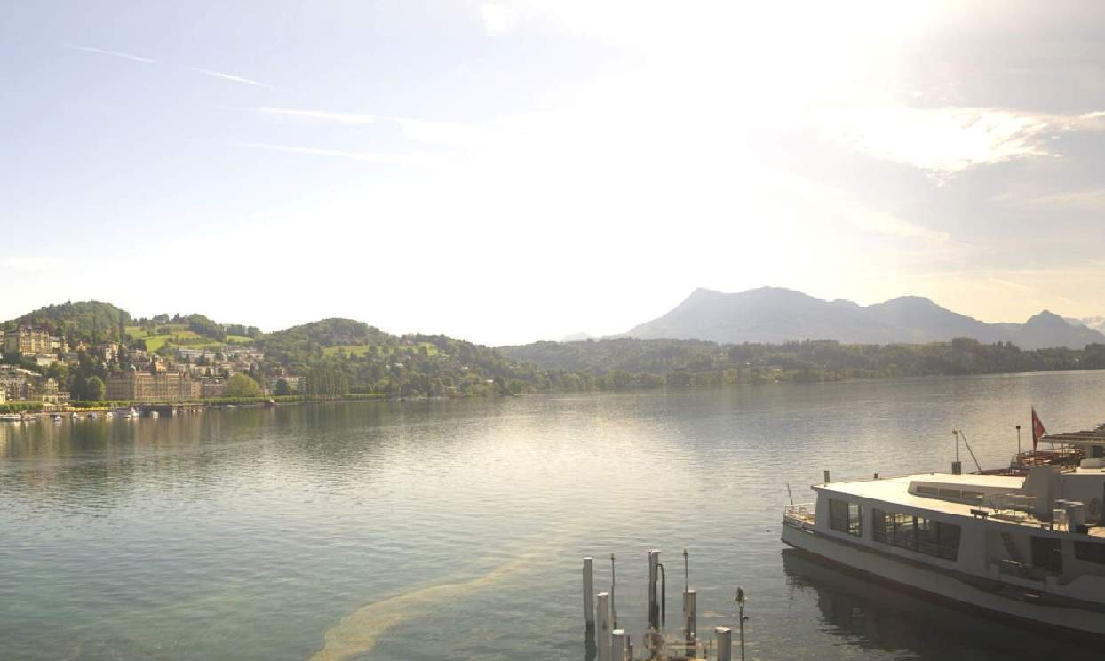Abb. 1: Die grösseren Seen sind noch sehr kühl zum Baden, Vierwaldstättersee Luzern (Quelle: roundshot)