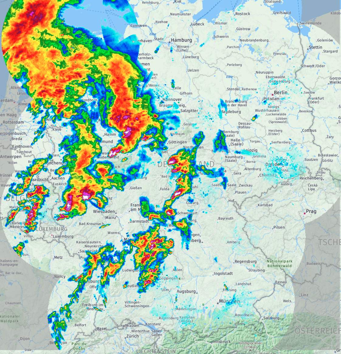 Abb. 1: Das Radarbild von 17:00 Uhr zeigt mehrere heftige Gewitterzellen über Deutschland
