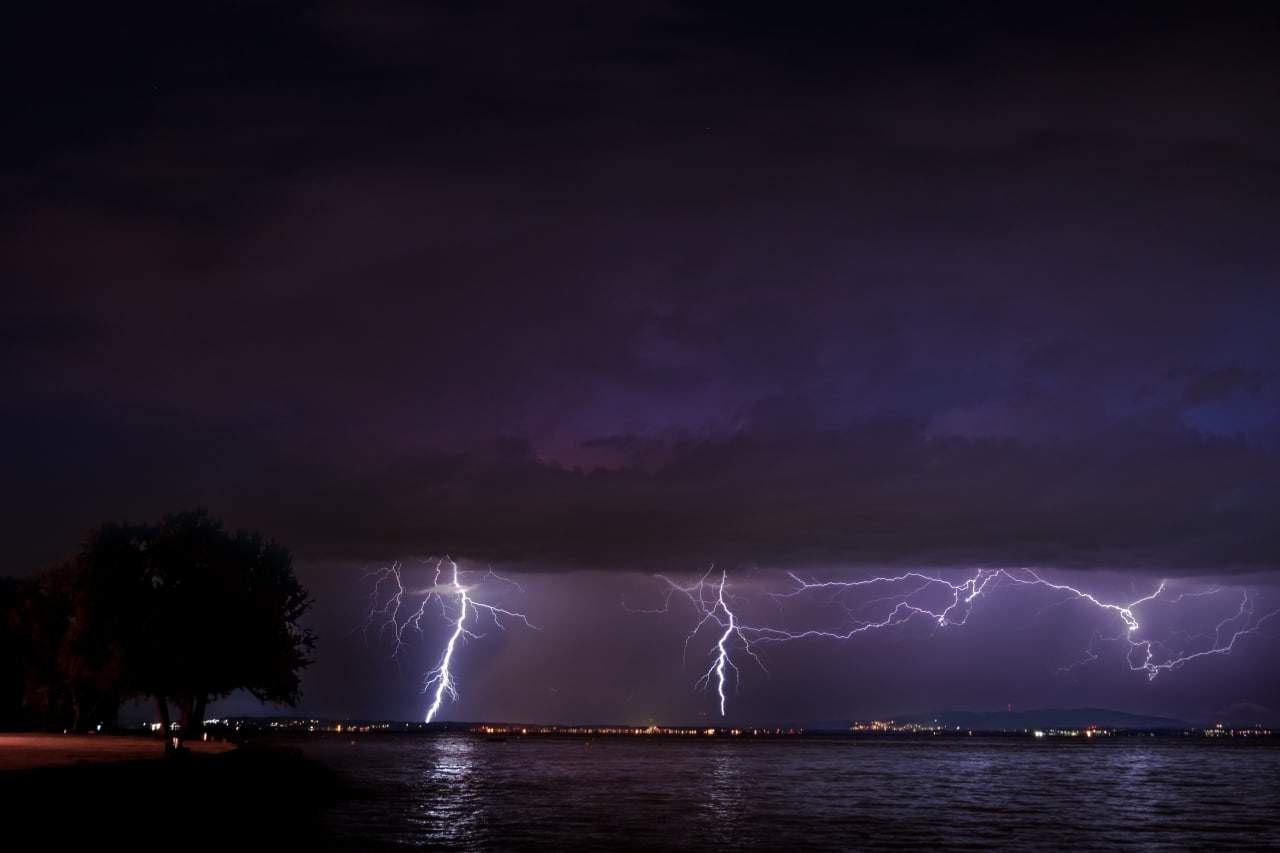 Abb. 1: Blitze über dem Bodensee am Dienstagabend