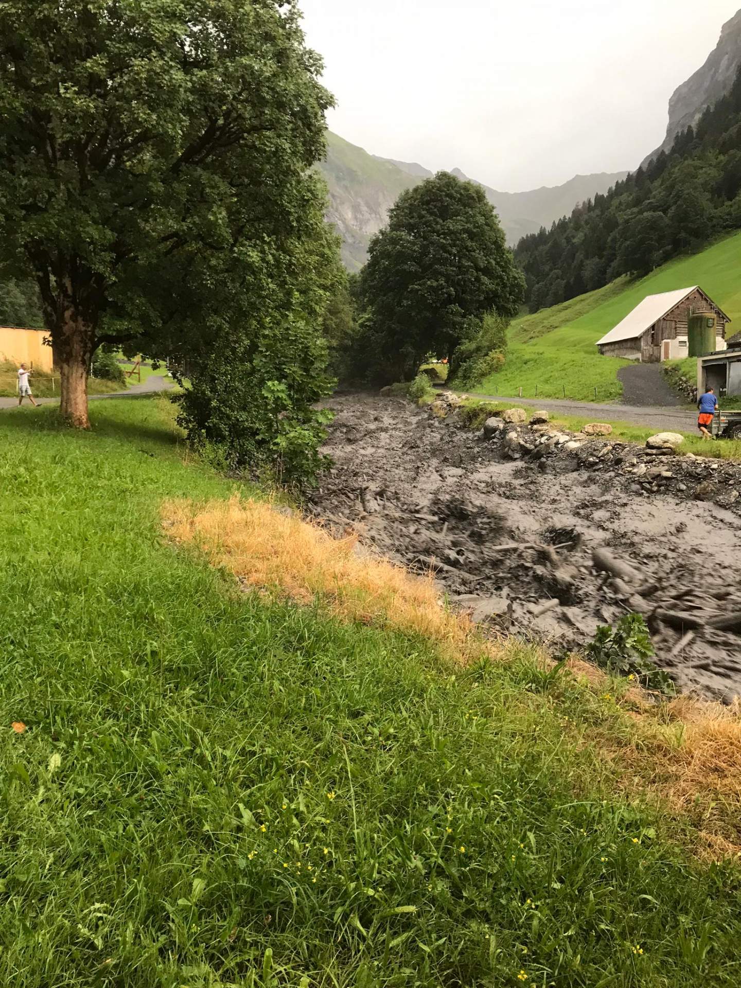 Abb. 2: Überschwemmungen heute Abend in Weisstannen im St. Galler Oberland