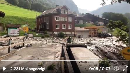 Abb. 2: Gufelbach überschwemmt das Dorf Weisstannen im Weisstannental