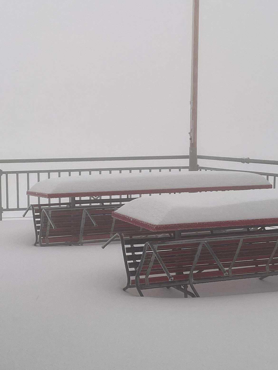Abb. 1: Auf dem Säntis sind rund 15 cm Schnee gefallen. Bild: Berggasthaus Alter Säntis