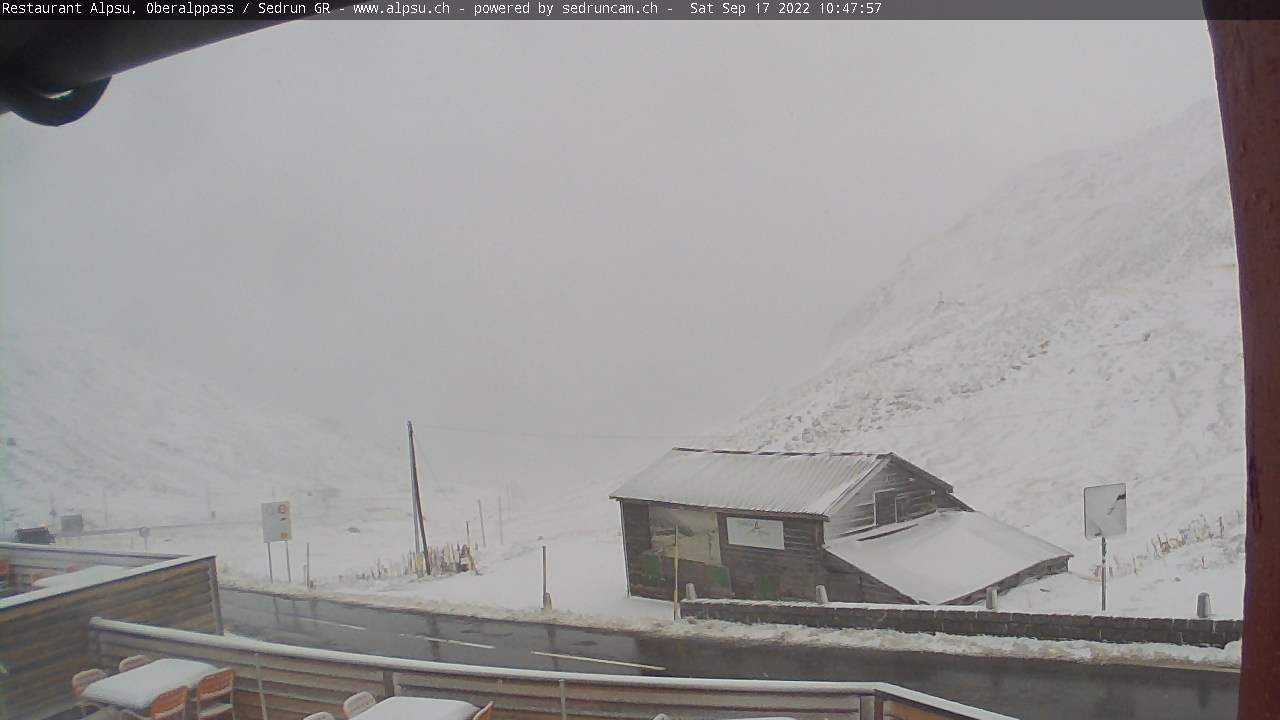 Abb. 5: Schneeräumung war auf dem Oberalppass zwischen Andermatt und Sedrun bereits erforderlich. Bild: https://sedruncam.ch/alpsu/webcam.jpg