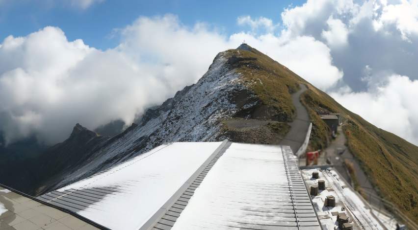 Abb. 2: Die wenigen Schneeresten auf dem Brienzer Rothorn dürften bald wieder verschwunden sein (Quelle: roundshot.com)