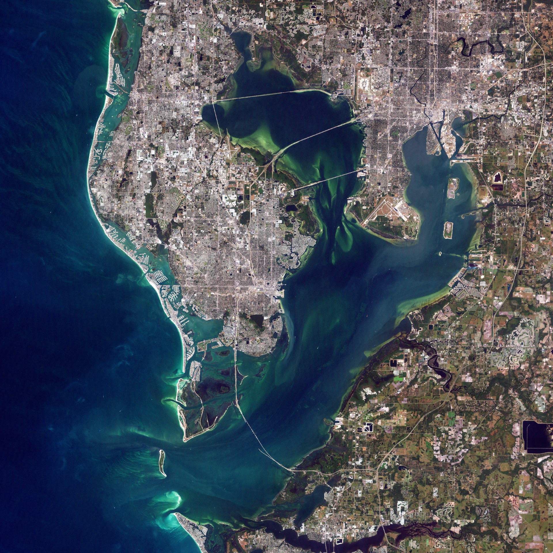 Abb. 3: Satellitenaufnahme der Tampa Bay Area. Das Wasser in der Bucht ist im Schnitt nur 3 Meter tief.