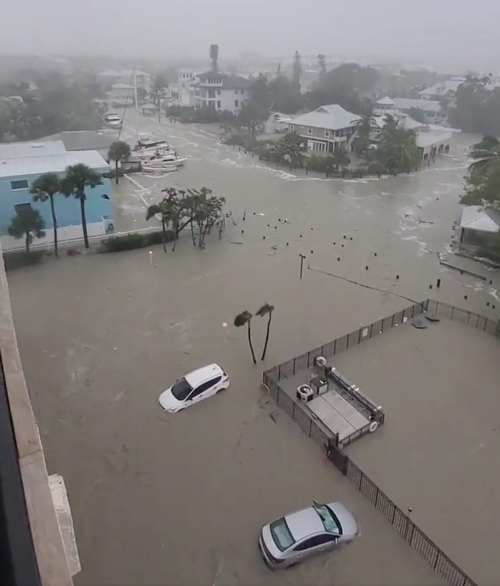 Abb. 2: Fort Myers Beach steht komplett unter Wasser. Bild: @wxkaitlin / Twitter