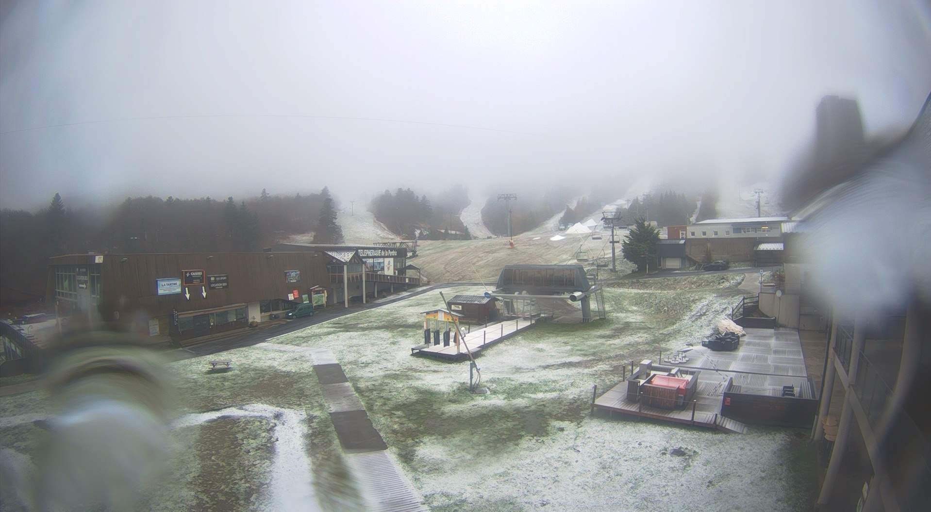 Fig. 4: Première neige bien timide à Super-Besse, massif du Sancy (Auvergne-Webcams)