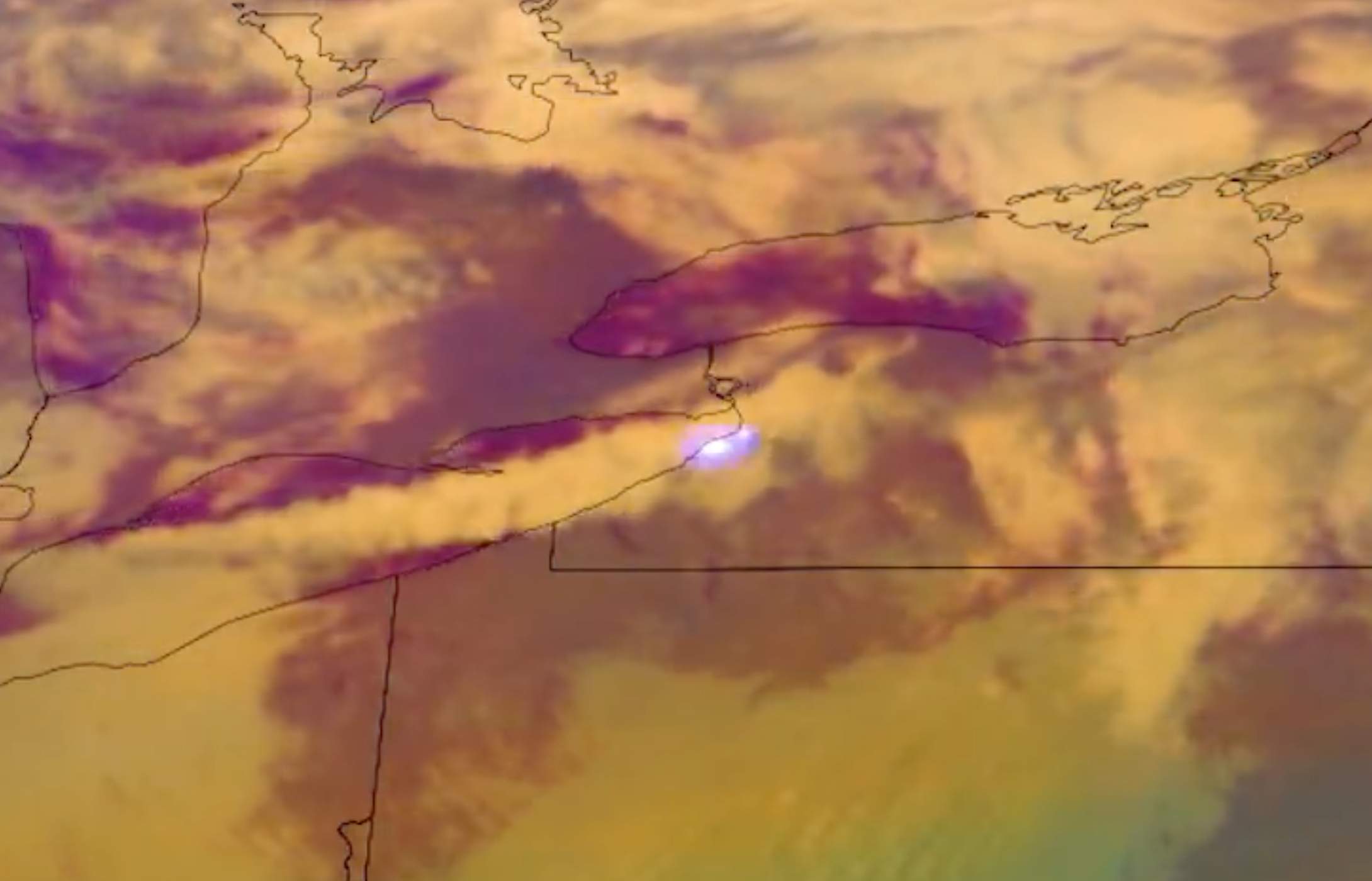 Abb. 3: Auf dem Satellitenbild ist das Wolkenband über dem Lake Erie gut zu erkennen, welches die heftigen Schneefälle bringt. Ebenfalls zu erkennen sind auch Blitzentladungen in der Region um Buffalo. Bild: NOAA