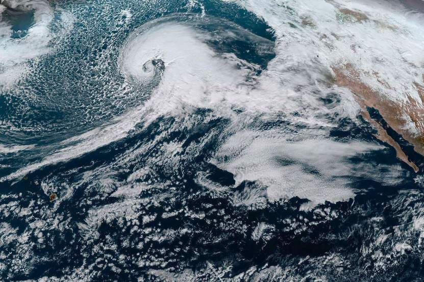 Abb. 1: Satellitenaufnahme des Sturmtiefs vom 3. Januar, hier noch über dem offenen Pazifik..