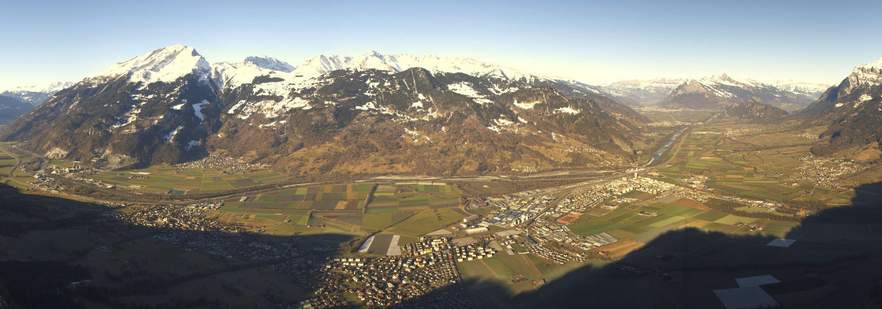 Abb. 2: In den nebelfreien Alpentälern gibt es bis Wochenmitte einen Hauch von Frühling (Churer Rheintal und Sarganserland); Quelle: roundshot