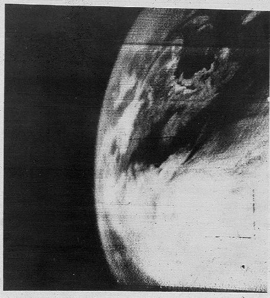 Abb. 3: Erstes Fernsehbild der Erde aus dem Weltall mit dem Satellit TIROS-1 (1. April 1960); Quelle: Wikipedia