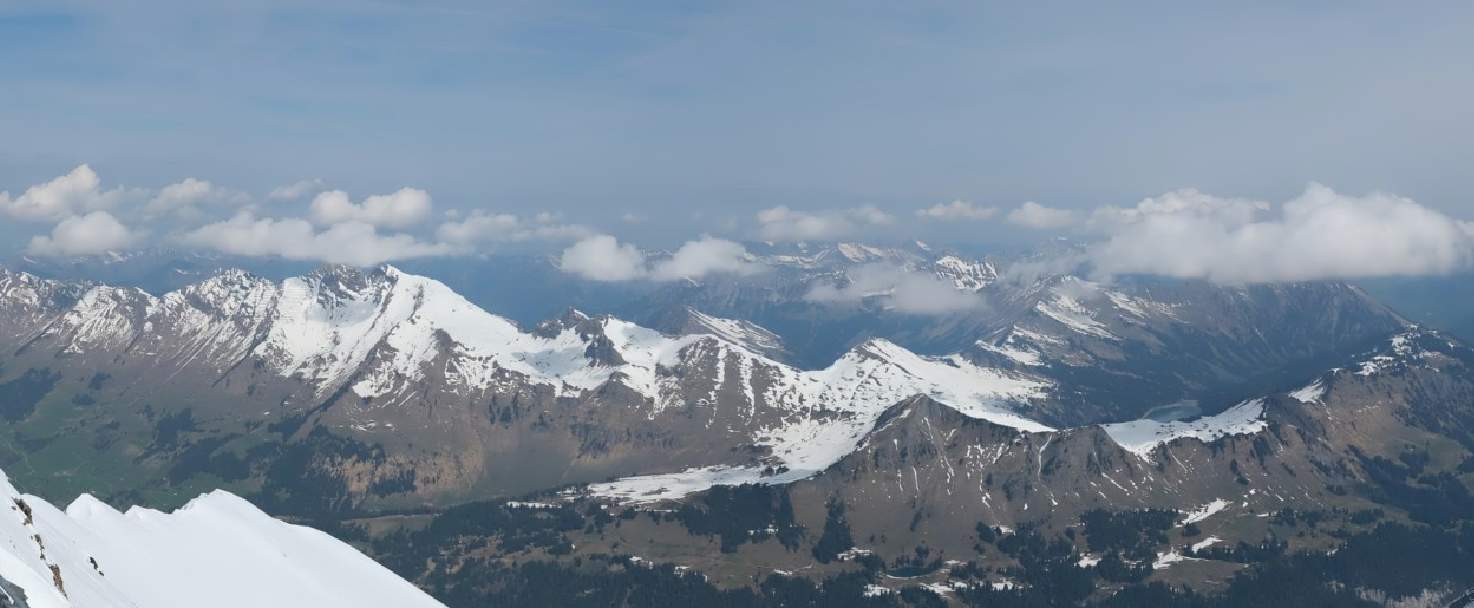 Abb. 1: Erste Quellwolken über den Bergen – hier vom Glacier 3000 mit Blick Richtung Norden, am rechten Rand ist Gstaad zu sehen; Quelle: roundshot