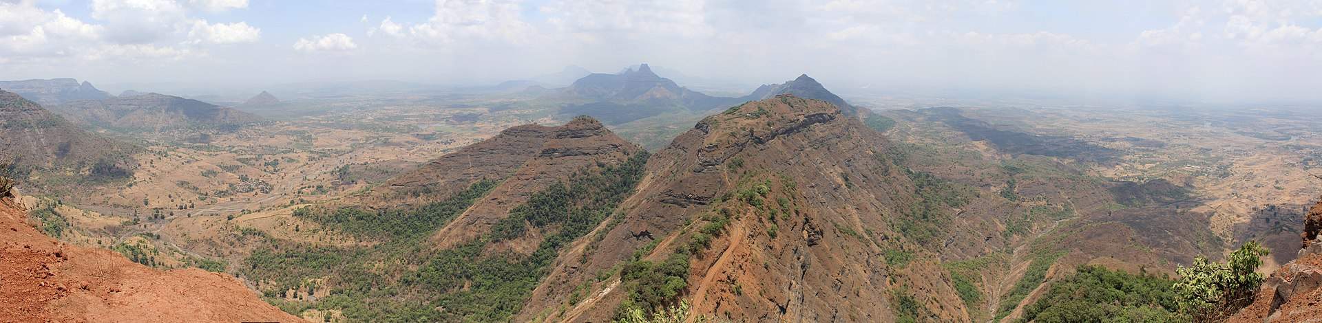 Abb. 3: Die Western Ghats in Indien in der Trockenzeit; Quelle: Wikipedia