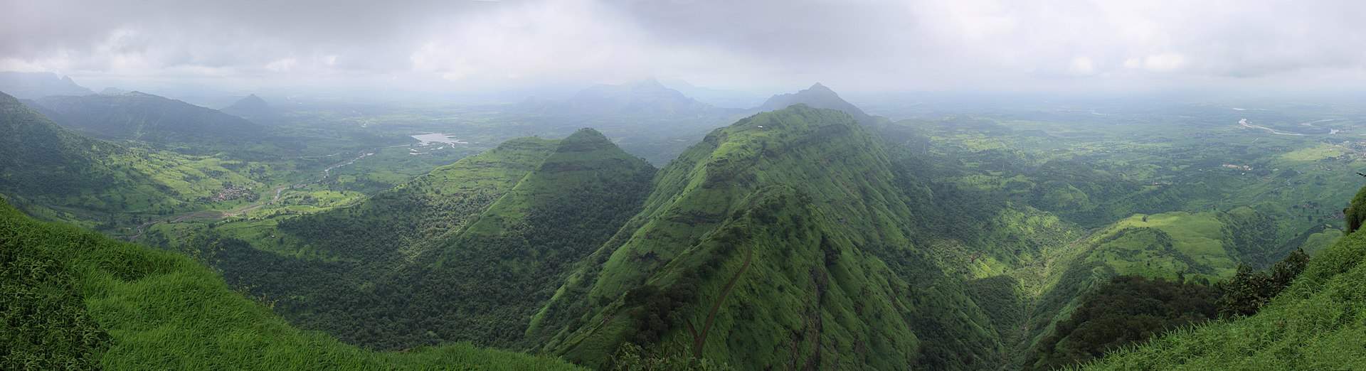 Abb. 4: Die Western Ghats in Indien in der Regenzeit; Quelle: Wikipedia
