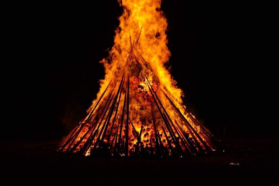 Fig. 2: Solstice fires are common in different countries; Source: pixabay