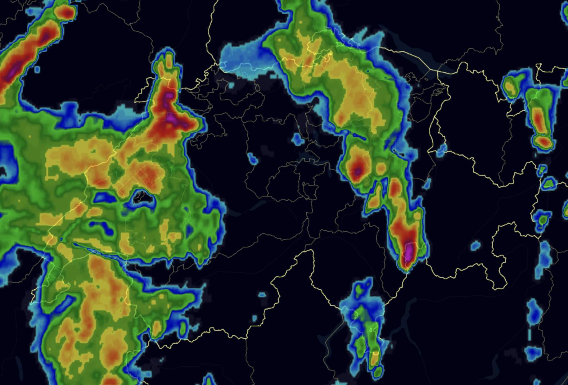 Abb. 1: Aktuelles Radarbild mit den zwei Gewitterclustern; Quelle: MeteoNews