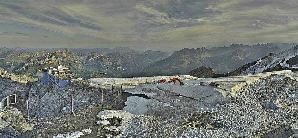 Abb. 4: Lokal wird mit Vliess versucht, die Gletscherschmelze zu reduzieren (aktuelles Bild vom Titlis); Quelle: roundshot
