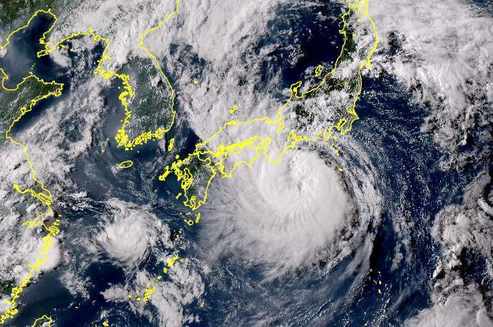 Satellite image of "Lan" on Monday, August 14, a few hours before making landfall.; Source: Japan Meteorological Agency