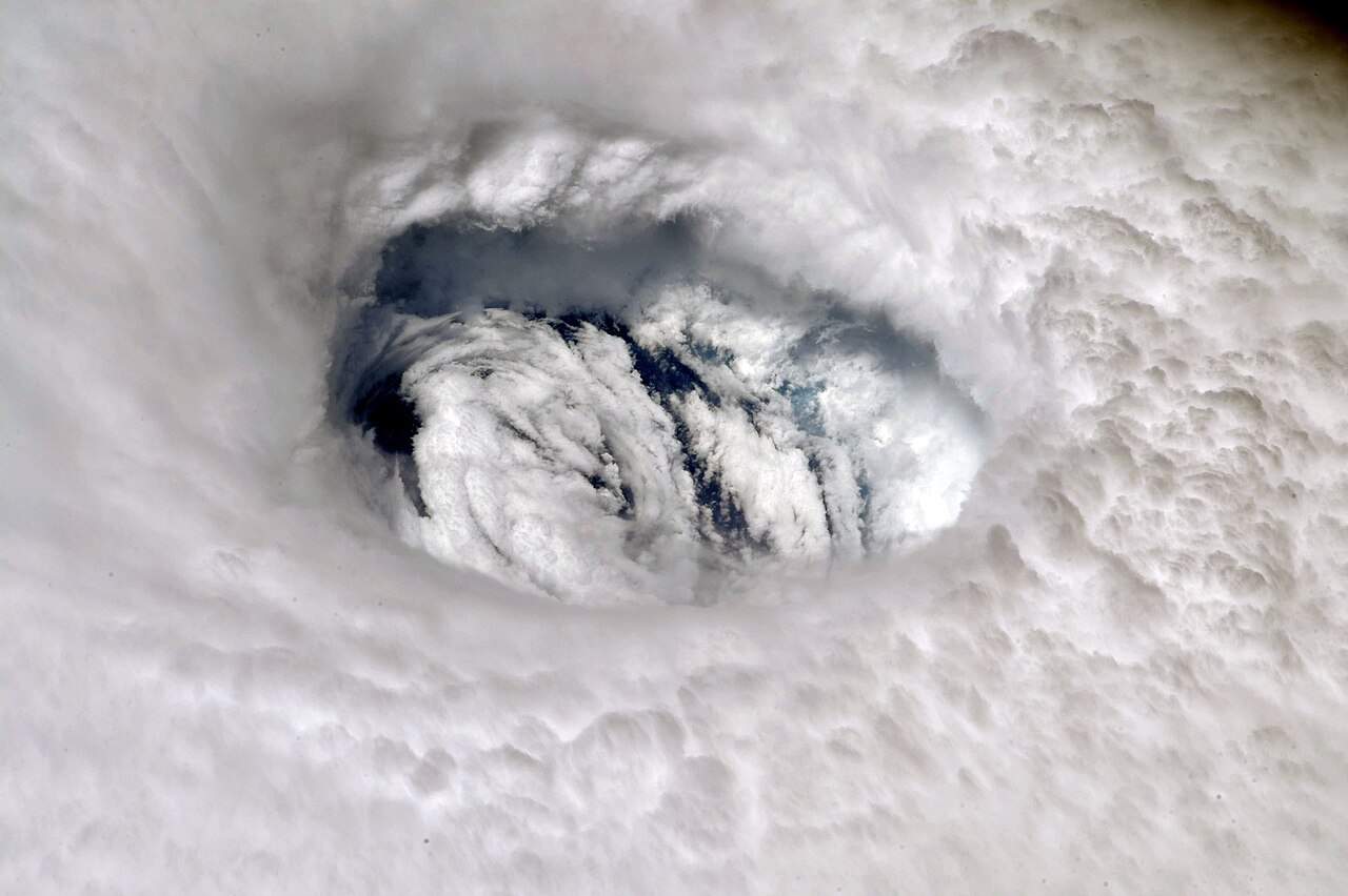 Fig. 4: Occhio e parete oculare di Hurricane Dorian (2019); Fonte: Wikipedia