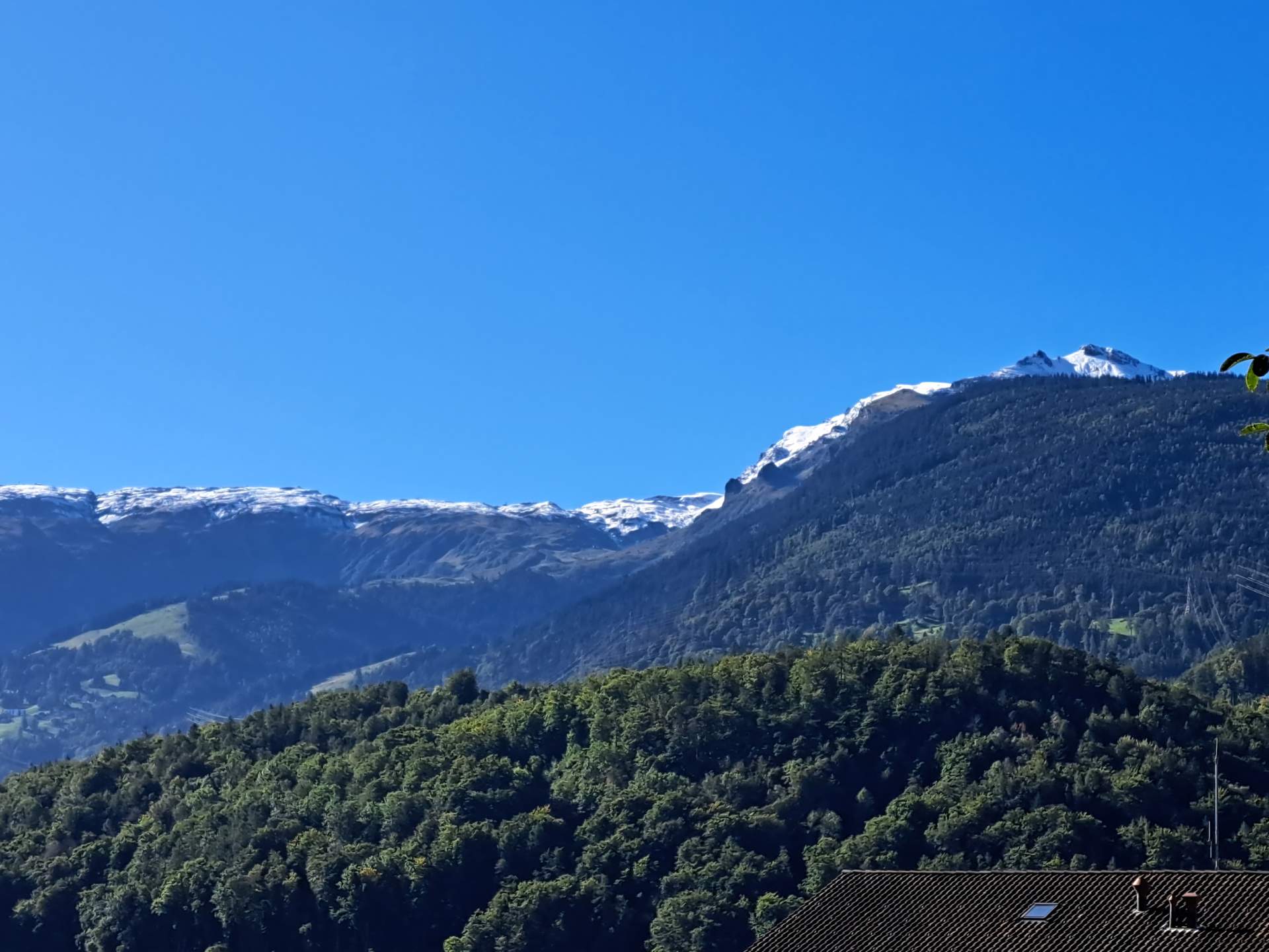 Fig. 5: Actuellement, les montagnes sont encore enneigées (photo prise dans la région du Pizol).; Source: Roger Perret