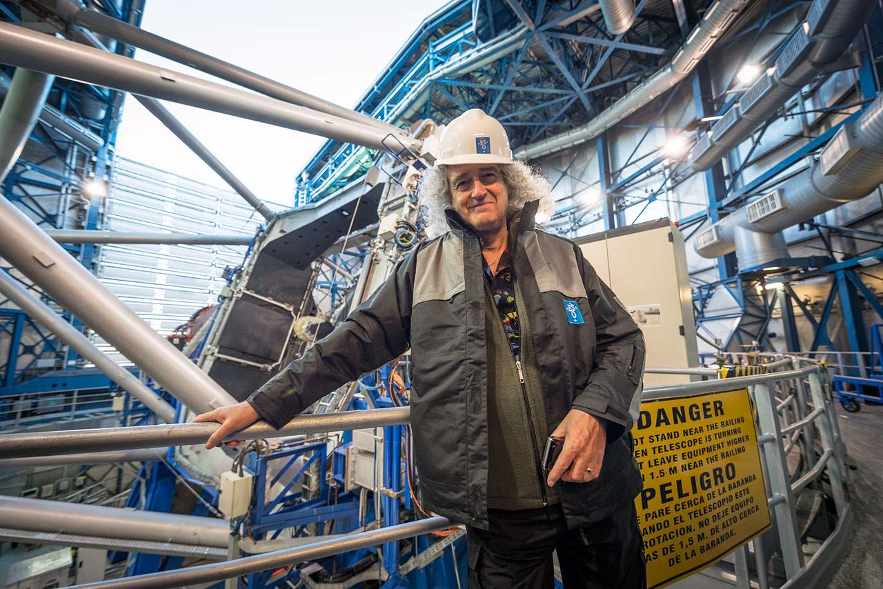 Fig. 3: Queen-Gitarrist Brian May am Paranal-Observatorium 2015; Source: Wikipedia
