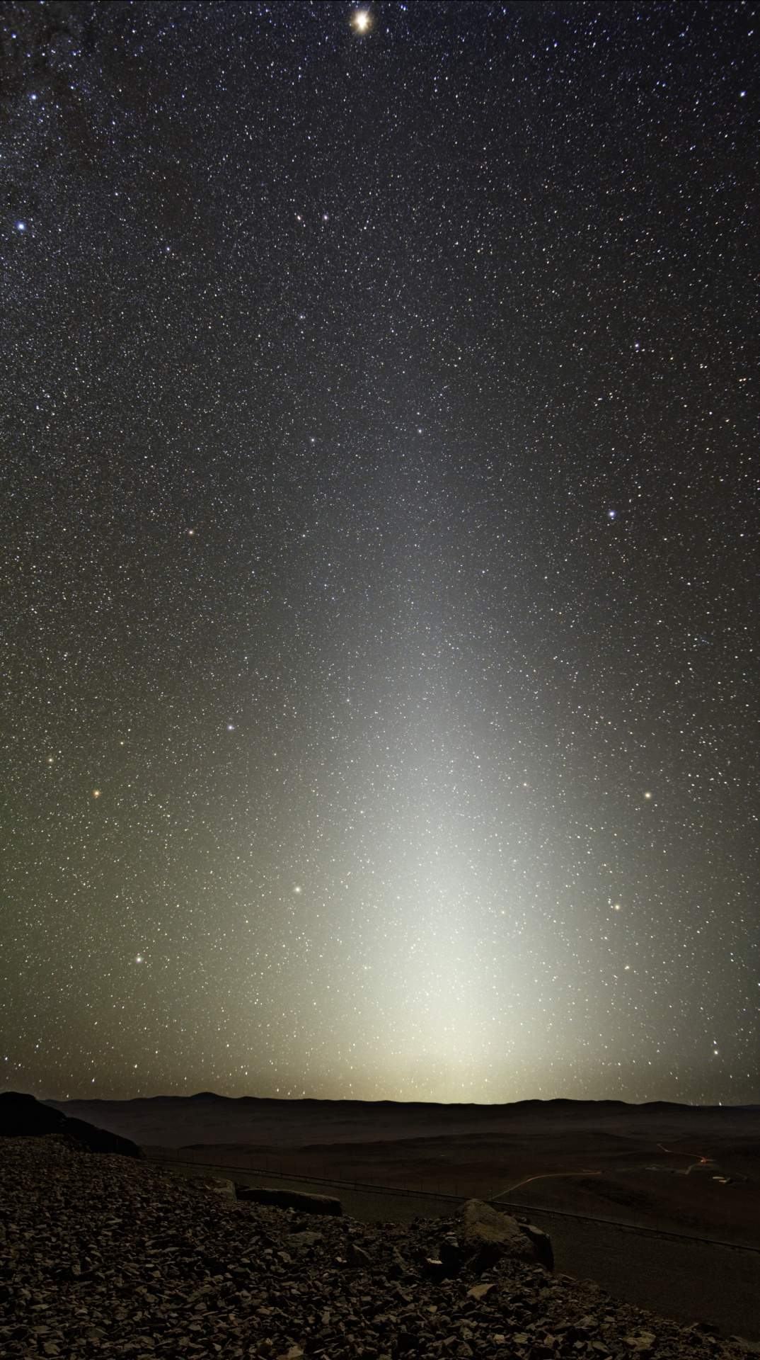 Fig. 1: Zodiakallicht am Cerro Paranal in Chile; Source: Wikipedia