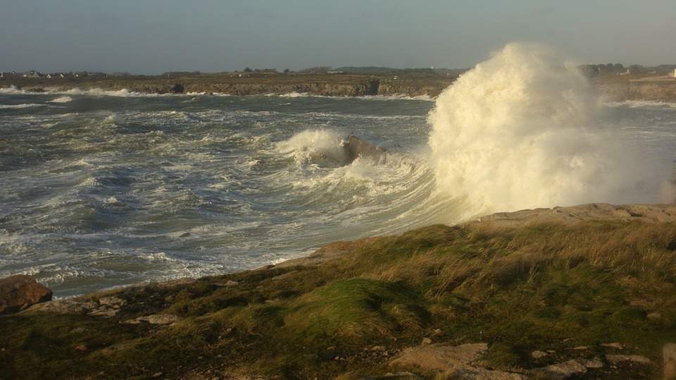 Abb. 6: An der Bretagne werden mehrere Meter hohe Wellen an die Küsten schlagen; Quelle: pixabay