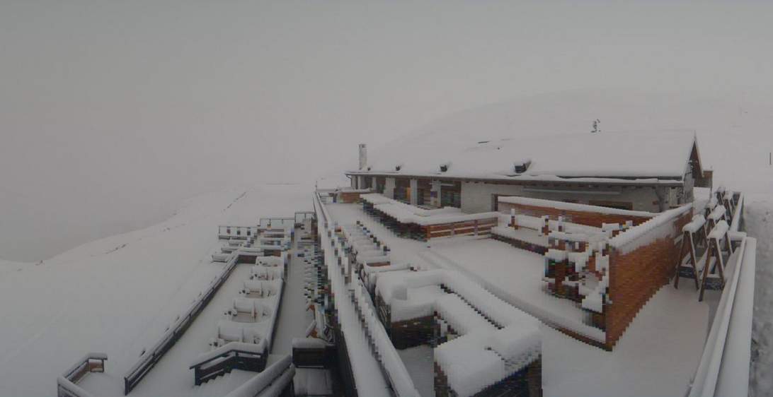 Abb. 3: Eingeschneite Berghütte in St. Moritz (auf rund 2200 Metern); Quelle: Roundshot