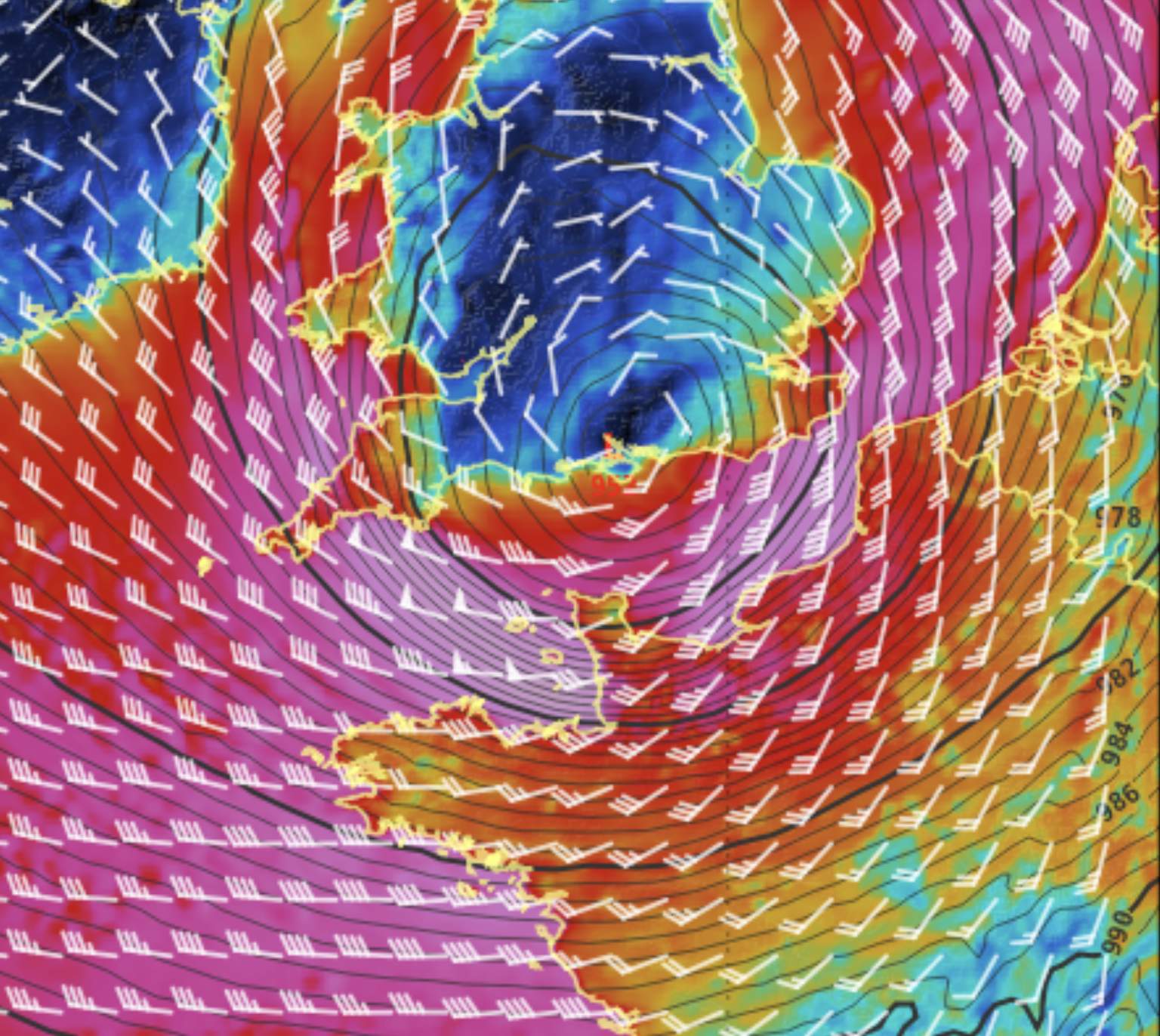 Abb. 1: Orkantief Ciaran trifft am Donnerstag in der Früh mit einem Kerndruck von rund 952 hPa auf die Südküste von England.; Quelle: MeteoNews AG / UBIMET