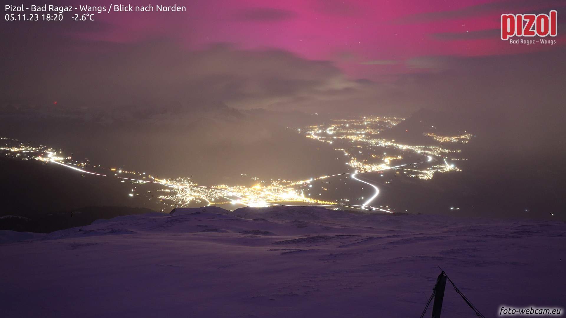 Fig. 1: L'aurora boreale sulla valle del Reno vista da Pizol (foto scattata alle 18:20); Fonte: www.foto-webcam.eu