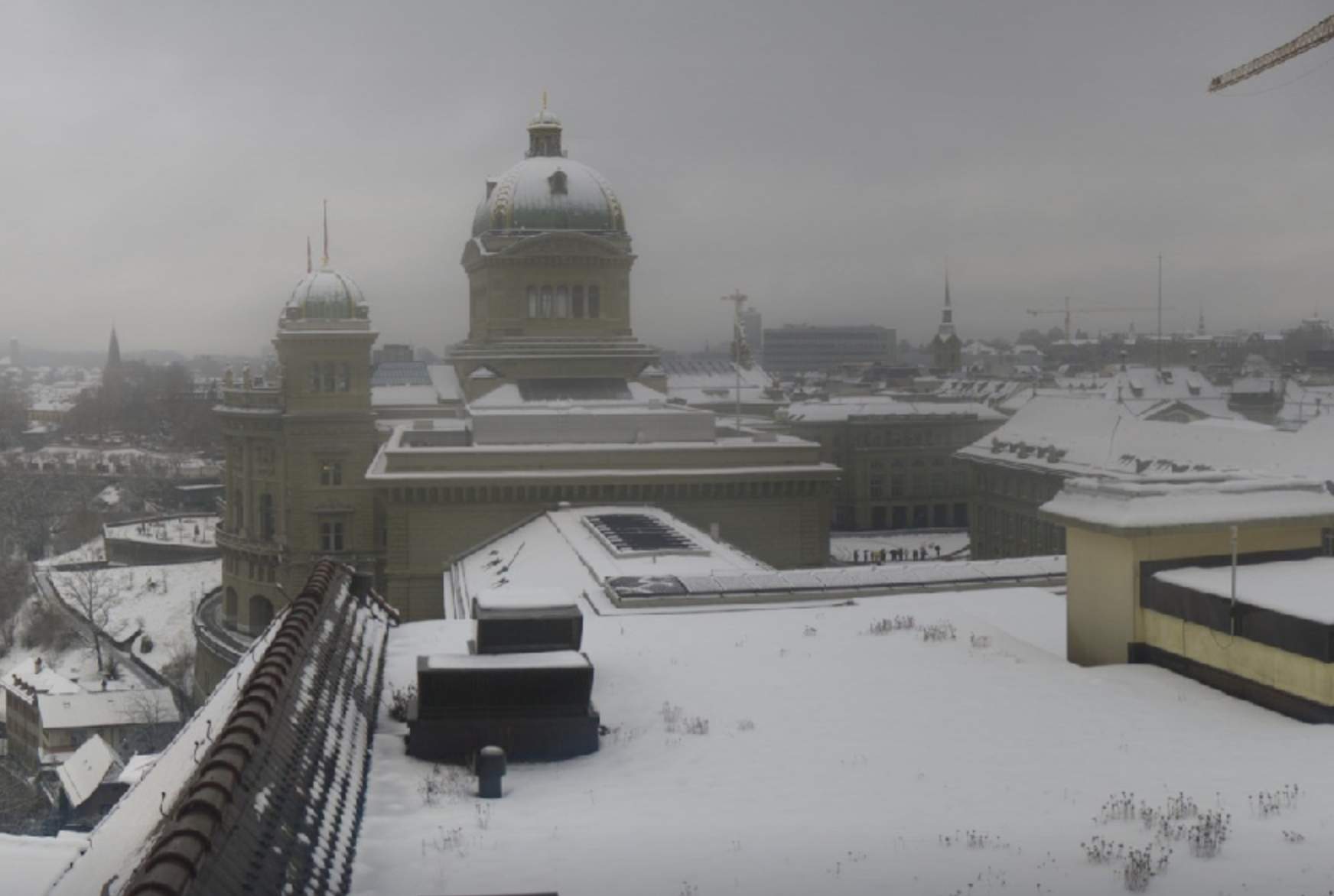 Abb. 2: Ein paar Zentimeter Schnee über dem Bundeshaus in Bern.; Quelle: Roundshot-Cam