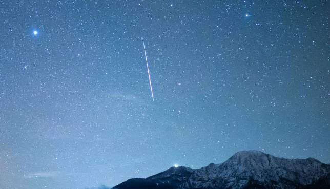 Abb. 1: Leuchtspur eines verglühenden Meteors; Quelle: pixabay