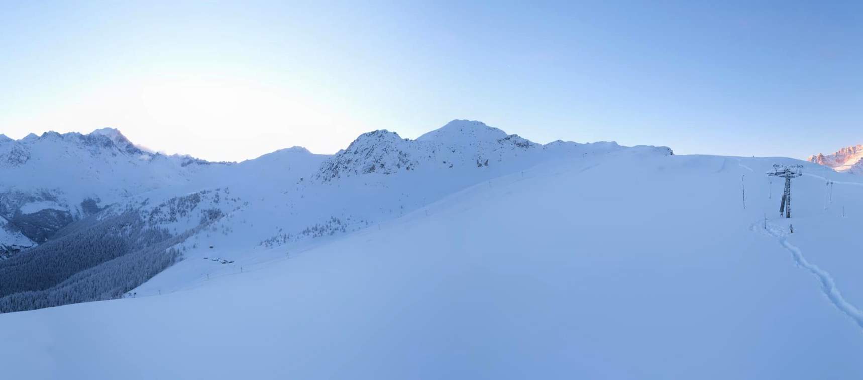 Fig. 4: Currently snow-covered Valais Alps (La Vuardette 2,150 m); Source: roundshot