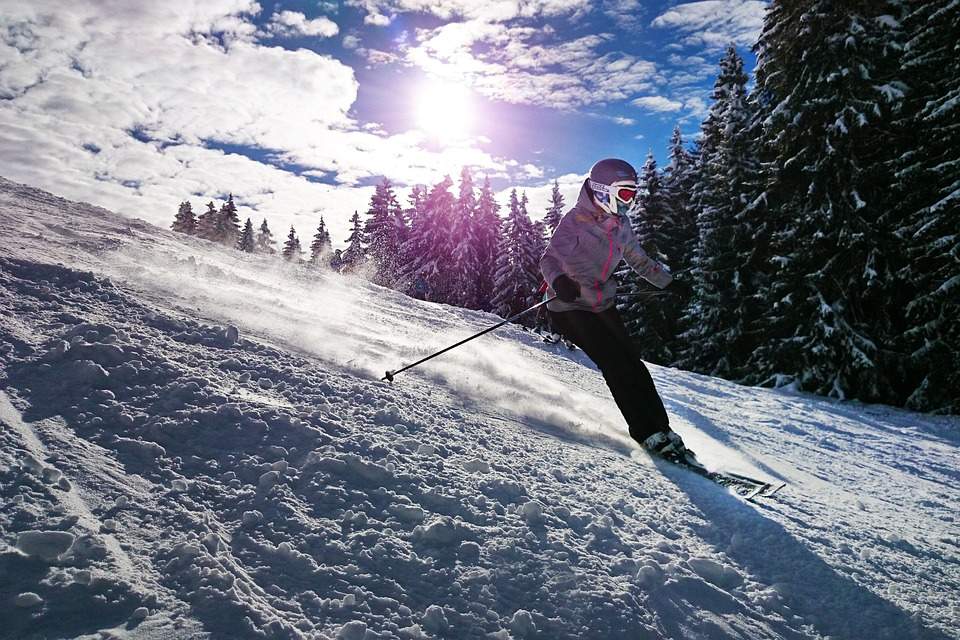Fig. 3: Molti appassionati di sport invernali saranno probabilmente attratti dalle montagne, spesso soleggiate, durante il fine settimana.; Fonte: pixabay