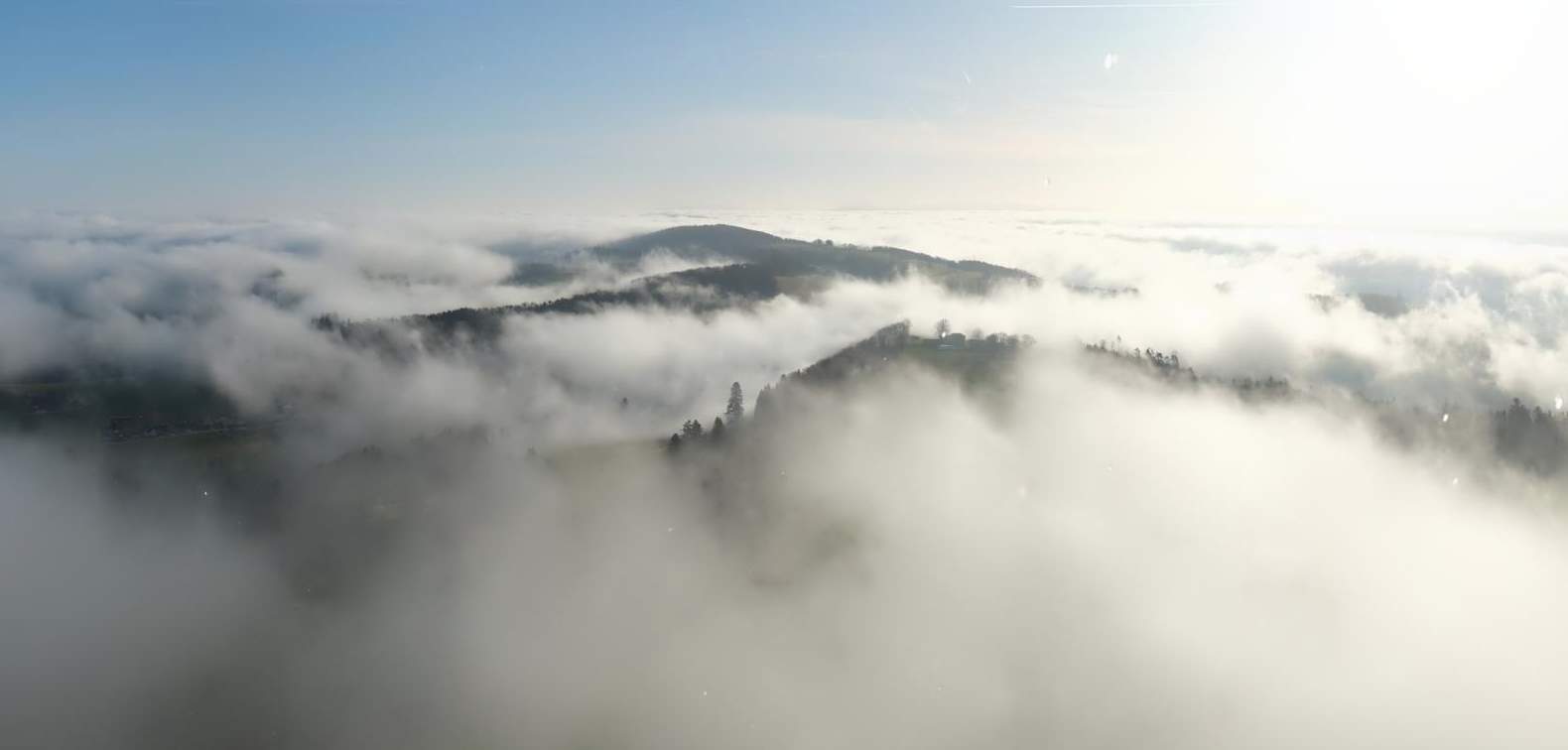 Fig. 1: Nubi alte simili a nebbia a Les Ordons, a ben 1000 metri.; Fonte: Roundshot