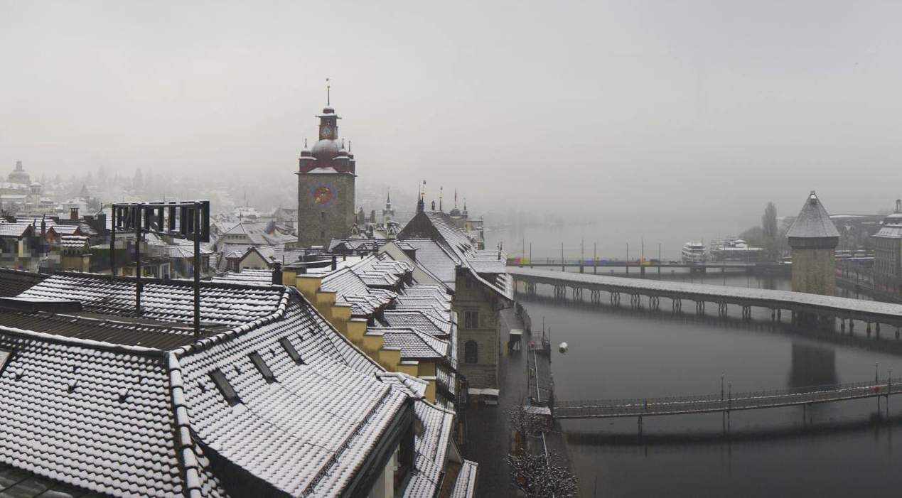 Abb. 5: Schneebedecktes Luzern mit Gegenstromlage und damit verbundener Niederschlagsabkühlung am Morgen des 6. März; Quelle: roundshot