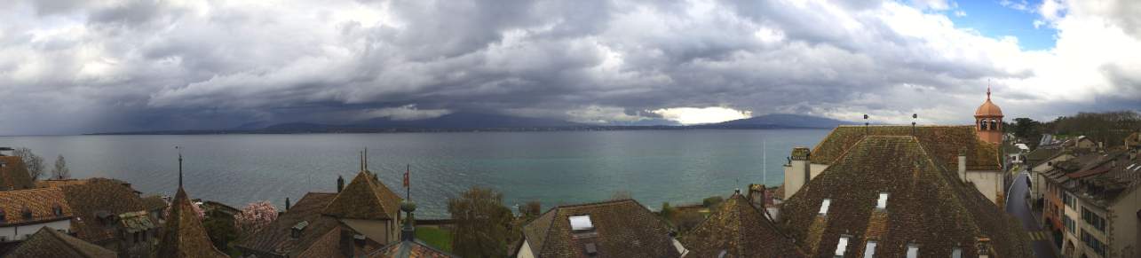 Fig. 1: Later in the morning there were already clearings again on Lake Geneva – here is the view from Coppet; Source: Roundshot