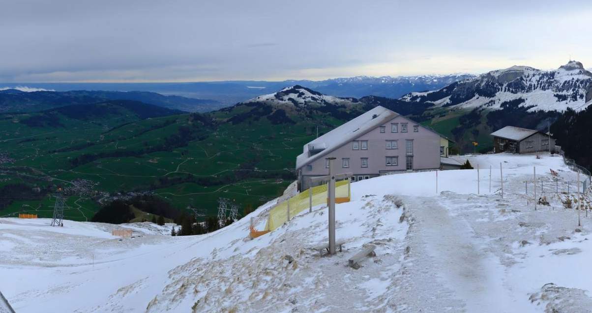 Fig. 6: Aux alentours de 1500 m, il n'y a actuellement presque plus de neige dans les Alpes du Nord (Ebenalp 1640 m).; Source: roundshot